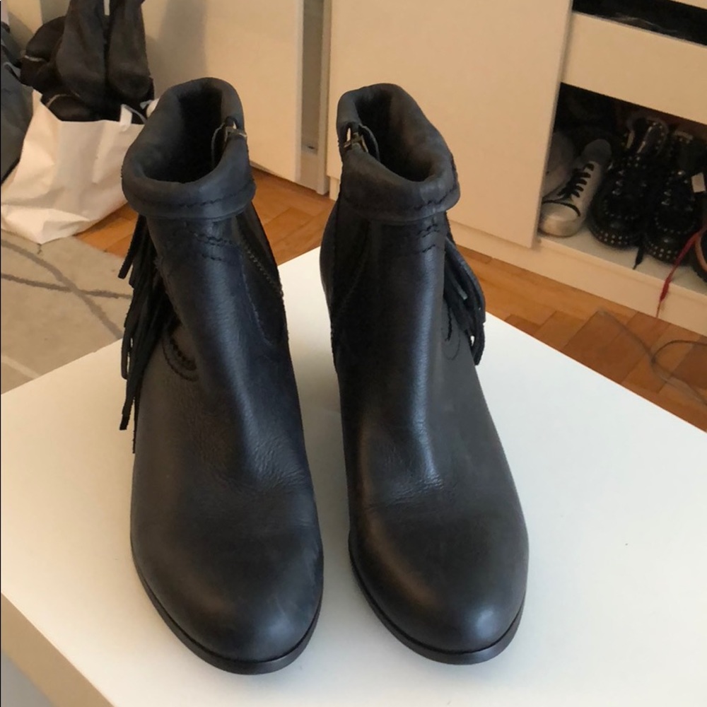 Black leather Sam Edelman boot